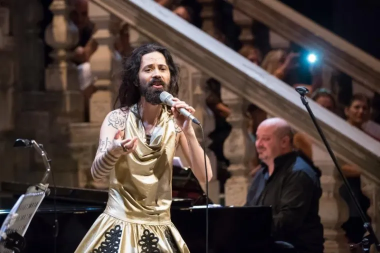 'BOSANSKA CONCHITA' U DUBROVNIKU: Osebujni Božo Vrećo u zlatnoj haljini zapjevao sevdalinke u Kneževu dvoru