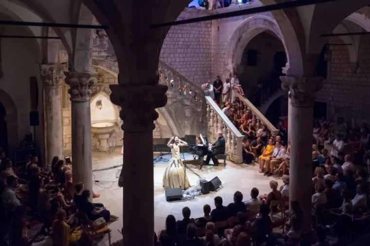 'BOSANSKA CONCHITA' U DUBROVNIKU: Osebujni Božo Vrećo u zlatnoj haljini zapjevao sevdalinke u Kneževu dvoru