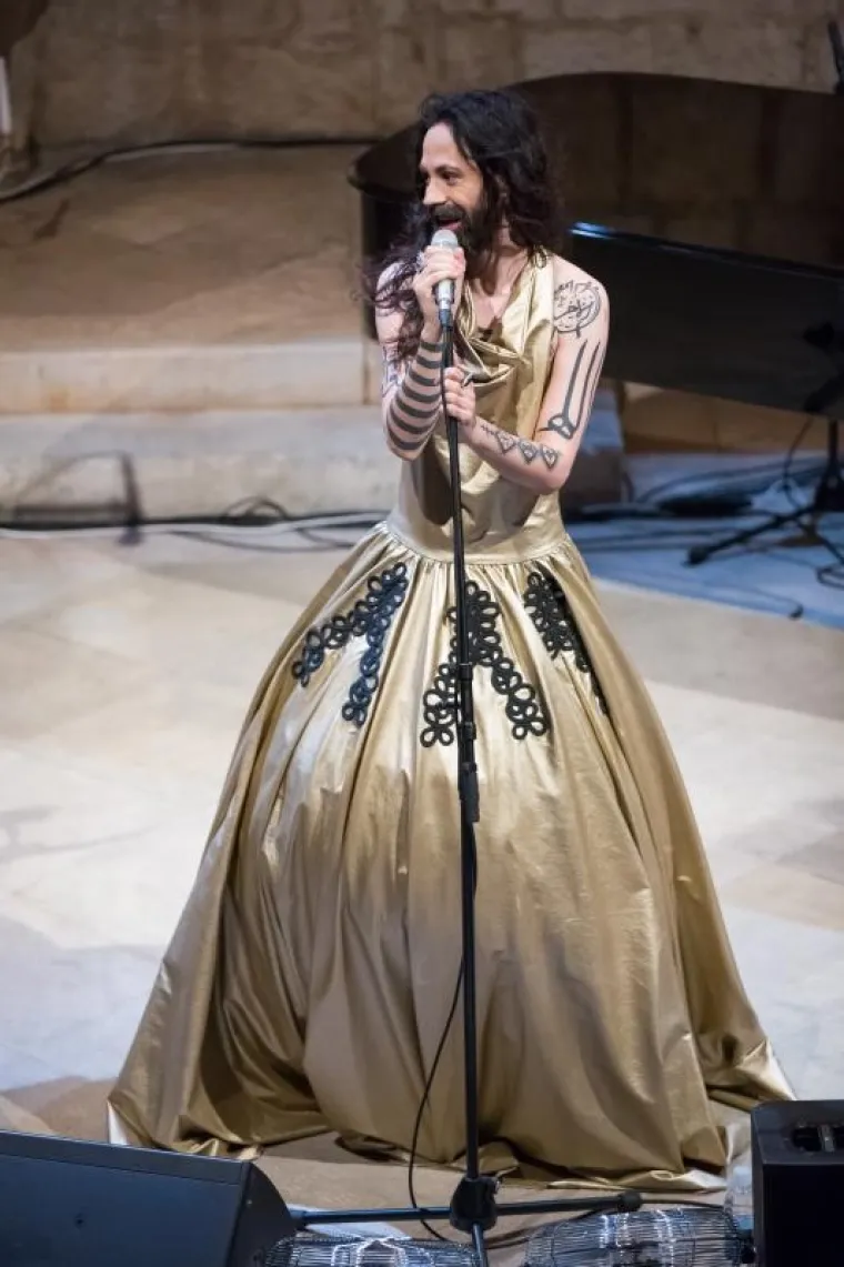 'BOSANSKA CONCHITA' U DUBROVNIKU: Osebujni Božo Vrećo u zlatnoj haljini zapjevao sevdalinke u Kneževu dvoru