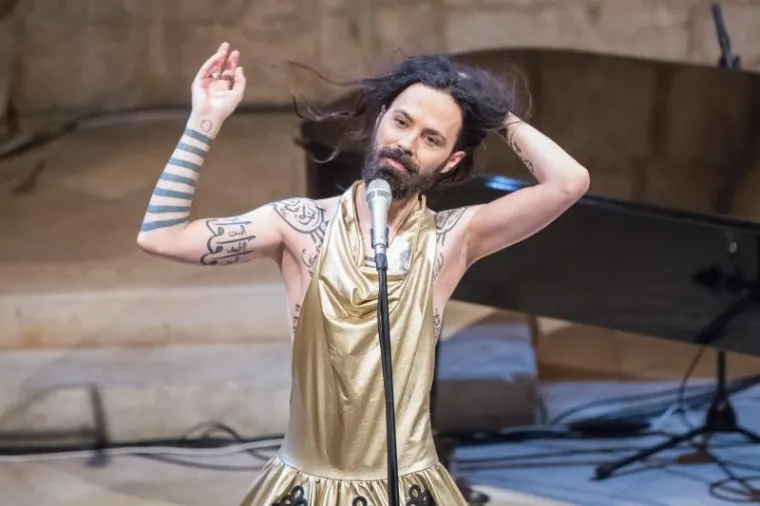 'BOSANSKA CONCHITA' U DUBROVNIKU: Osebujni Božo Vrećo u zlatnoj haljini zapjevao sevdalinke u Kneževu dvoru
