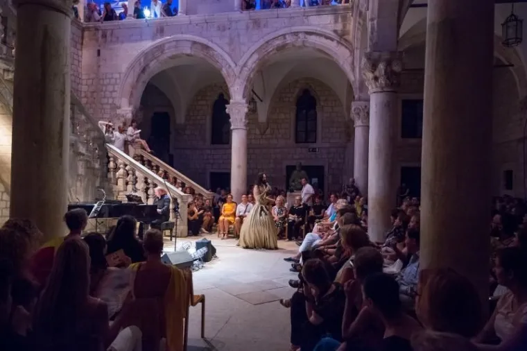 'BOSANSKA CONCHITA' U DUBROVNIKU: Osebujni Božo Vrećo u zlatnoj haljini zapjevao sevdalinke u Kneževu dvoru