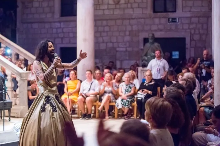 'BOSANSKA CONCHITA' U DUBROVNIKU: Osebujni Božo Vrećo u zlatnoj haljini zapjevao sevdalinke u Kneževu dvoru