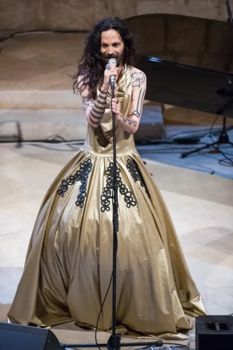 'BOSANSKA CONCHITA' U DUBROVNIKU: Osebujni Božo Vrećo u zlatnoj haljini zapjevao sevdalinke u Kneževu dvoru