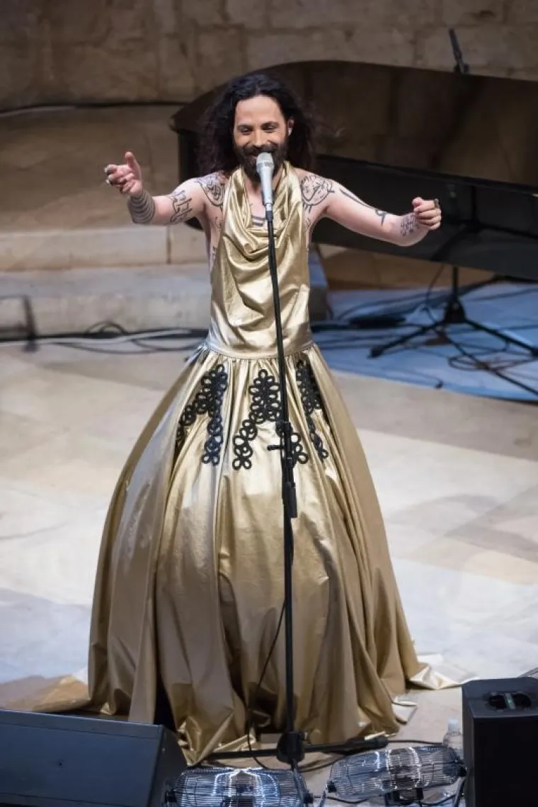 'BOSANSKA CONCHITA' U DUBROVNIKU: Osebujni Božo Vrećo u zlatnoj haljini zapjevao sevdalinke u Kneževu dvoru