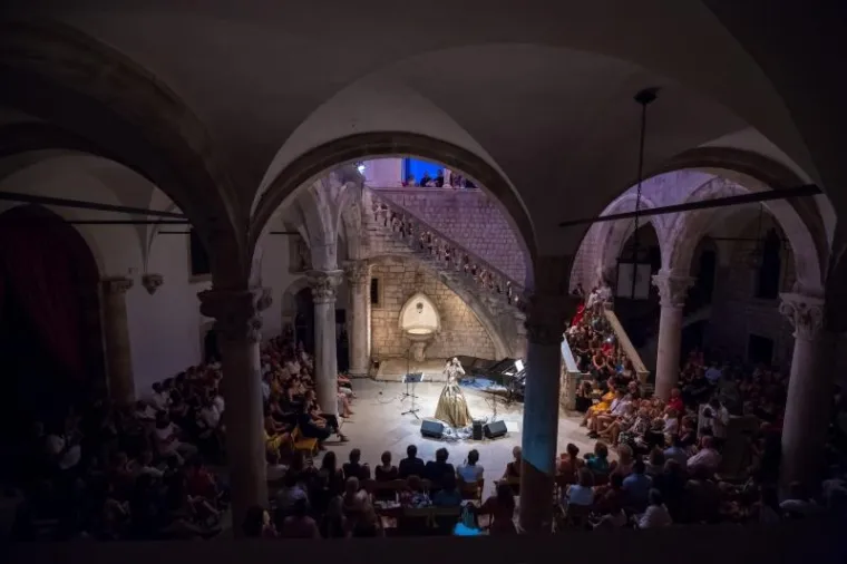 'BOSANSKA CONCHITA' U DUBROVNIKU: Osebujni Božo Vrećo u zlatnoj haljini zapjevao sevdalinke u Kneževu dvoru