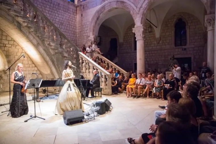'BOSANSKA CONCHITA' U DUBROVNIKU: Osebujni Božo Vrećo u zlatnoj haljini zapjevao sevdalinke u Kneževu dvoru