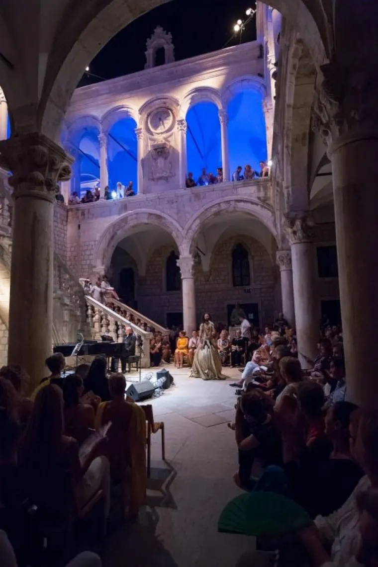 'BOSANSKA CONCHITA' U DUBROVNIKU: Osebujni Božo Vrećo u zlatnoj haljini zapjevao sevdalinke u Kneževu dvoru