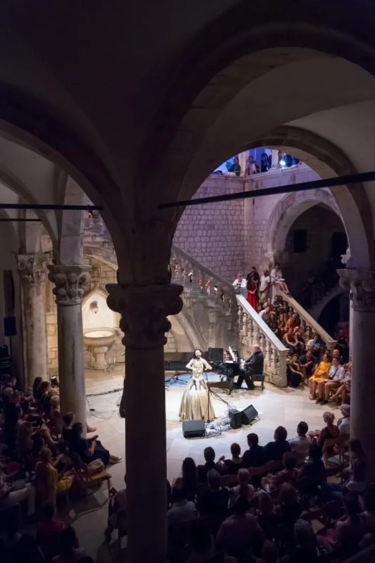'BOSANSKA CONCHITA' U DUBROVNIKU: Osebujni Božo Vrećo u zlatnoj haljini zapjevao sevdalinke u Kneževu dvoru