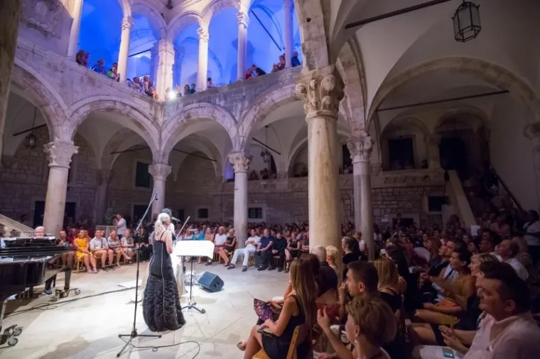 'BOSANSKA CONCHITA' U DUBROVNIKU: Osebujni Božo Vrećo u zlatnoj haljini zapjevao sevdalinke u Kneževu dvoru