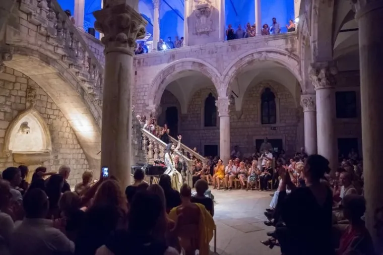 Osebujni pjevač sevdalinki iz BiH, Božo Vrećo, nastupio je sinoć u Kneževu dvoru u sklopu Dubrovačkih ljetnih igara. Božo je svoj sinoćnji stajling bazirao na dugoj rasko&scaron;noj zlatnoj haljini s crnim detaljima. Pjevač je prije dva mjeseca najavio vjenčanje s misterioznim mu&scaron;karcem iz Beograda, ali je raskinuo zaruke nakon &scaron;to je otkrio da ga zaručnik vara. 'Dogodilo mi se ono čega sam se najvi&scaron;e bojao i uvijek gnu&scaron;ao', rekao je tom prilikom Božo. Grgo Jelavic/PIXSELL
