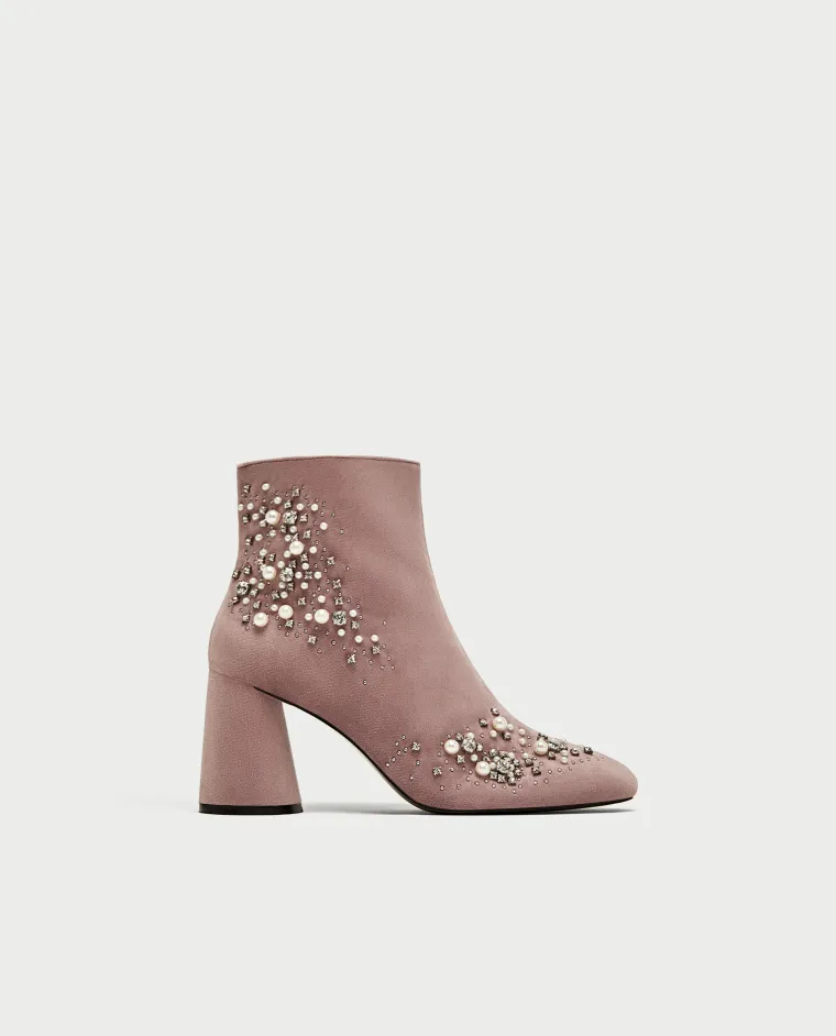 Baršunaste gležnjače s perlicama, Zara, 399,90 kuna