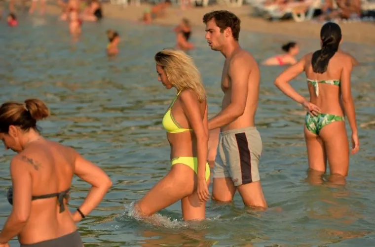 MORSKA ROMANTIKA: Poznati hrvatski glumac i biv&scaron;a miss Universe uhvaćeni kako razmjenjuju nježnosti na plaži