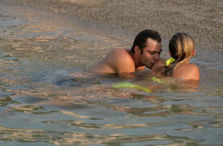 MORSKA ROMANTIKA: Poznati hrvatski glumac i biv&scaron;a miss Universe uhvaćeni kako razmjenjuju nježnosti na plaži