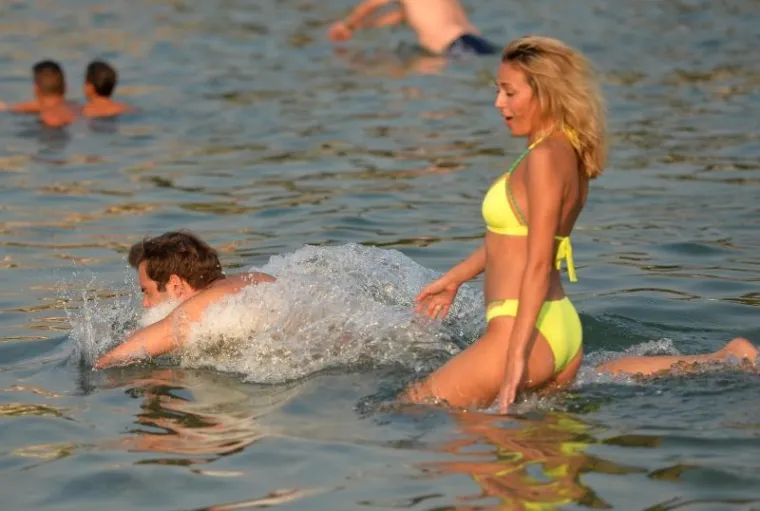 MORSKA ROMANTIKA: Poznati hrvatski glumac i biv&scaron;a miss Universe uhvaćeni kako razmjenjuju nježnosti na plaži