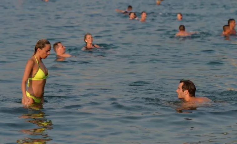 MORSKA ROMANTIKA: Poznati hrvatski glumac i biv&scaron;a miss Universe uhvaćeni kako razmjenjuju nježnosti na plaži