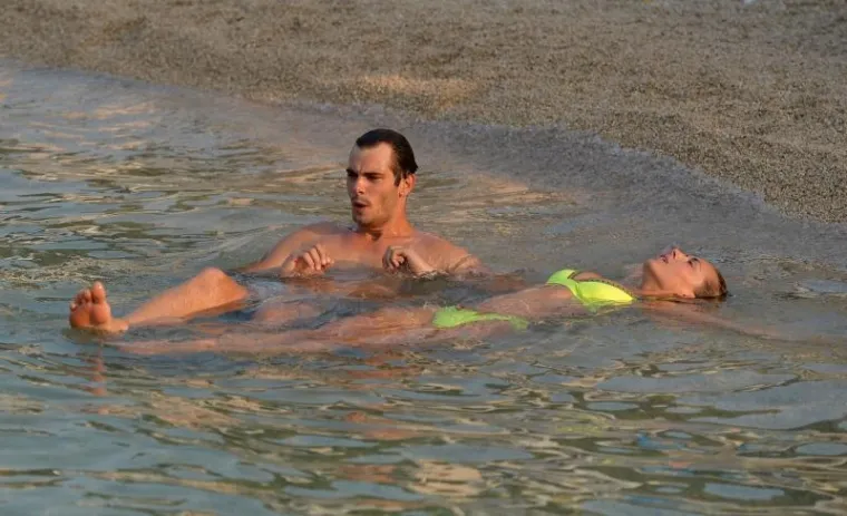 MORSKA ROMANTIKA: Poznati hrvatski glumac i biv&scaron;a miss Universe uhvaćeni kako razmjenjuju nježnosti na plaži