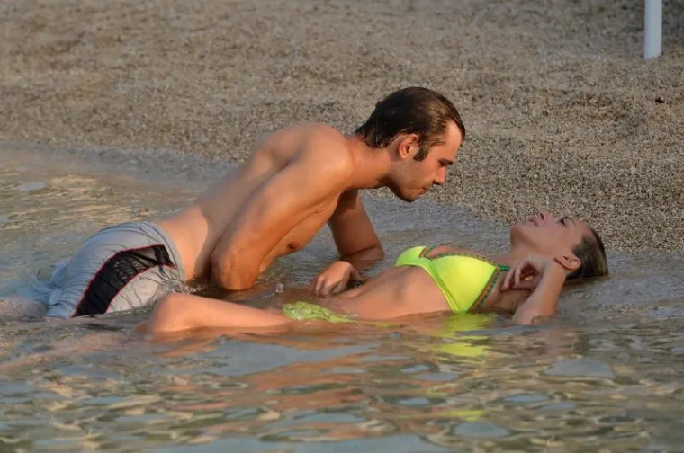 MORSKA ROMANTIKA: Poznati hrvatski glumac i biv&scaron;a miss Universe uhvaćeni kako razmjenjuju nježnosti na plaži