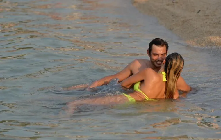 MORSKA ROMANTIKA: Poznati hrvatski glumac i biv&scaron;a miss Universe uhvaćeni kako razmjenjuju nježnosti na plaži