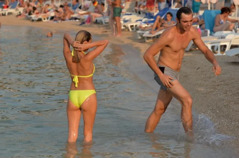 MORSKA ROMANTIKA: Poznati hrvatski glumac i biv&scaron;a miss Universe uhvaćeni kako razmjenjuju nježnosti na plaži