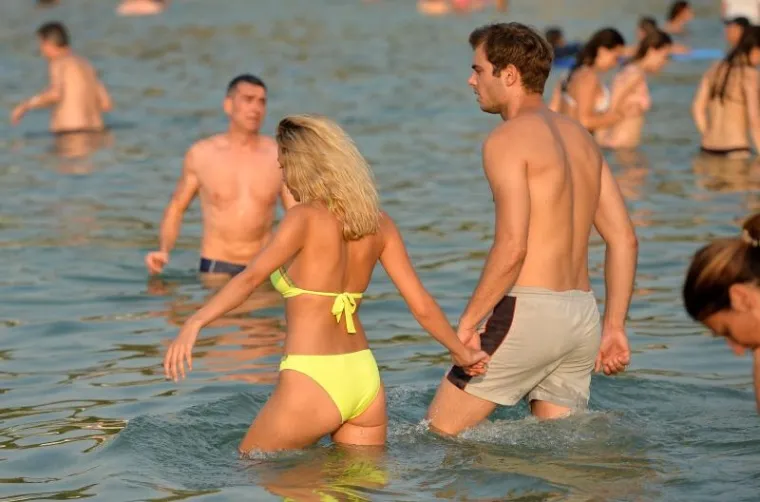 MORSKA ROMANTIKA: Poznati hrvatski glumac i biv&scaron;a miss Universe uhvaćeni kako razmjenjuju nježnosti na plaži