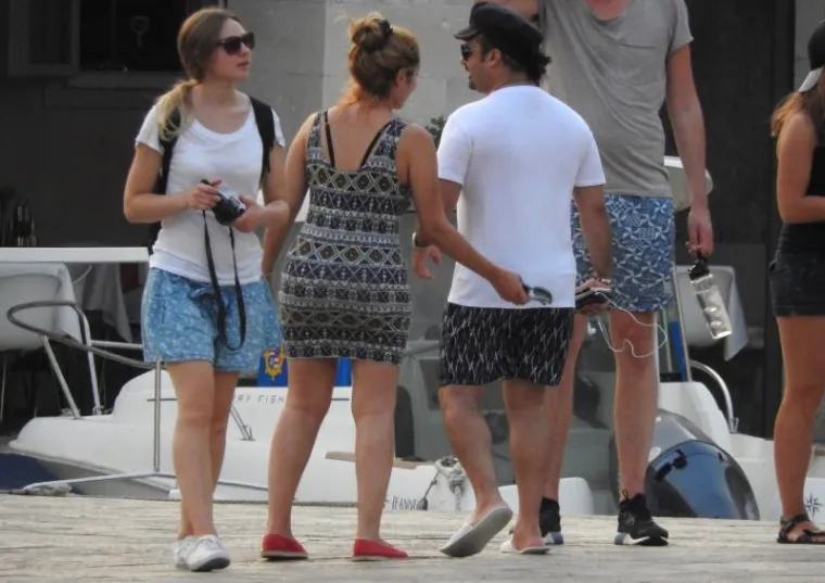 Jahtom Al Mirqab dugom 133 metra u Dubrovnik je uplovio sin biv&scaron;eg premijera Katra, Khalid Bin Hamad Al Thani. Khalid Bin Hamad Al Thani je bio prvi državljanin Katara koji je vozio Formulu 1 te je ujedno i vlasnik momčadi Al-Annabi Racing. Kao veliki ljubitelj brzine i auto utrka, oku&scaron;ao se i u uličnim utrkama po Beverly Hillsu gdje ga je policija trazi zbog organizacije ilegalnih utrka. Poznat po rasto&scaron;nosti, samo na promociju brzih utrka u Kataru uložio je 10 milijuna dolara. Photo: Marko Lukunic/PIXSELL