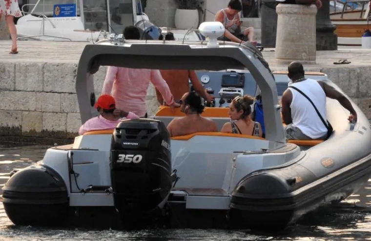 SIN BIV&Scaron;EG PREMIJERA: Rastro&scaron;ni ljubitelj velikih brzina uplovio u Dubrovnik svojom 133 metra dugom jahtom