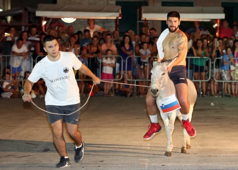POZNATI KOMIČAR POSTAO &Scaron;APTAČ MAGARCIMA: Na Međunarodnoj utrci tovara u Tisnom nije manjkalo smijeha