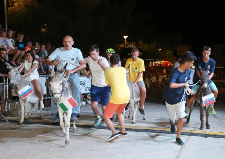 POZNATI KOMIČAR POSTAO &Scaron;APTAČ MAGARCIMA: Na Međunarodnoj utrci tovara u Tisnom nije manjkalo smijeha