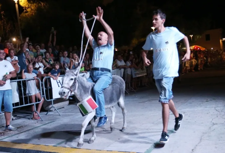 POZNATI KOMIČAR POSTAO &Scaron;APTAČ MAGARCIMA: Na Međunarodnoj utrci tovara u Tisnom nije manjkalo smijeha