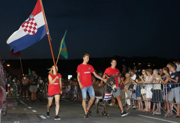 POZNATI KOMIČAR POSTAO &Scaron;APTAČ MAGARCIMA: Na Međunarodnoj utrci tovara u Tisnom nije manjkalo smijeha