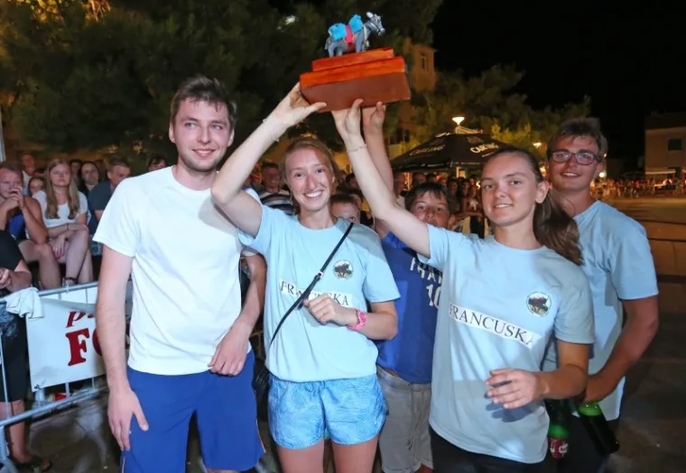 POZNATI KOMIČAR POSTAO &Scaron;APTAČ MAGARCIMA: Na Međunarodnoj utrci tovara u Tisnom nije manjkalo smijeha