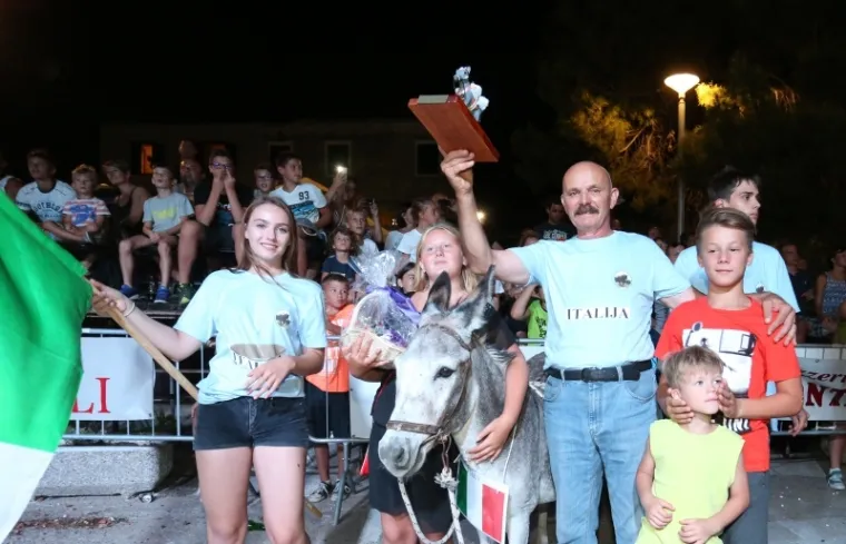 POZNATI KOMIČAR POSTAO &Scaron;APTAČ MAGARCIMA: Na Međunarodnoj utrci tovara u Tisnom nije manjkalo smijeha