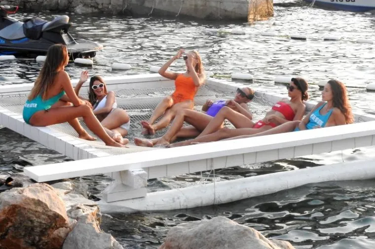 CURE U DUBROVNIKU POZIRALE U BADIĆIMA S NATPISIMA: Dobro pogledajte, možda imaju poruku i za vas