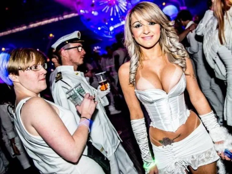 POGLED MOŽE BITI GLASNIJI OD RIJEČI: Zagledale se u tuđe grudi i pokazale kako izgleda čista zavist