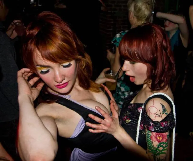 POGLED MOŽE BITI GLASNIJI OD RIJEČI: Zagledale se u tuđe grudi i pokazale kako izgleda čista zavist