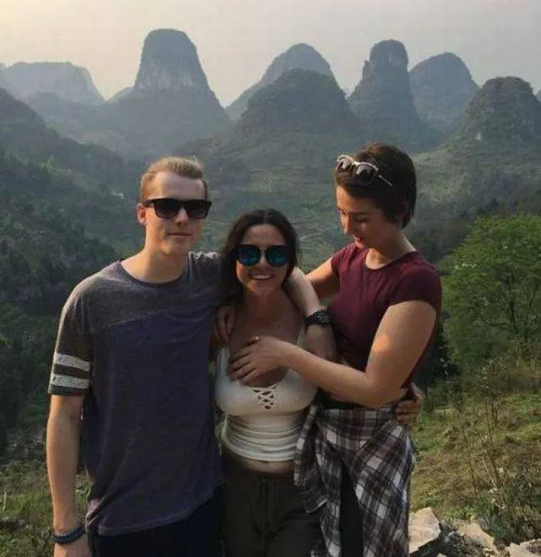 POGLED MOŽE BITI GLASNIJI OD RIJEČI: Zagledale se u tuđe grudi i pokazale kako izgleda čista zavist