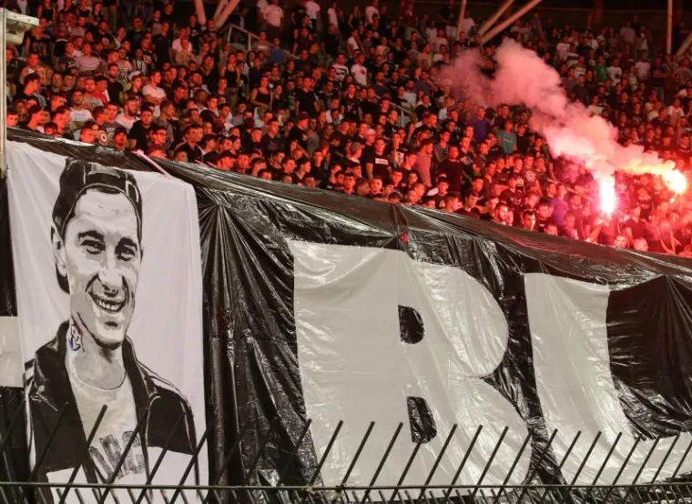 EMOCIJE SU DODIRNULE VRHUNAC: Torcida odala počast svom neprežaljenom članu