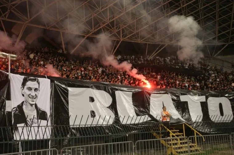 EMOCIJE SU DODIRNULE VRHUNAC: Torcida odala počast svom neprežaljenom članu