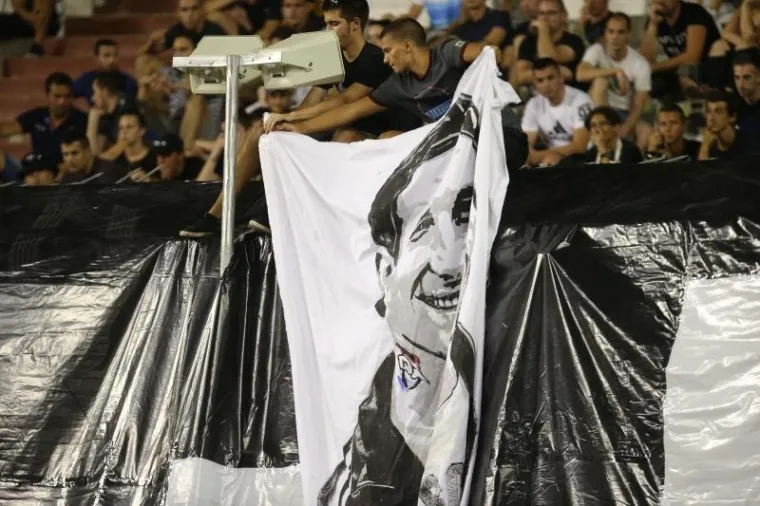 EMOCIJE SU DODIRNULE VRHUNAC: Torcida odala počast svom neprežaljenom članu
