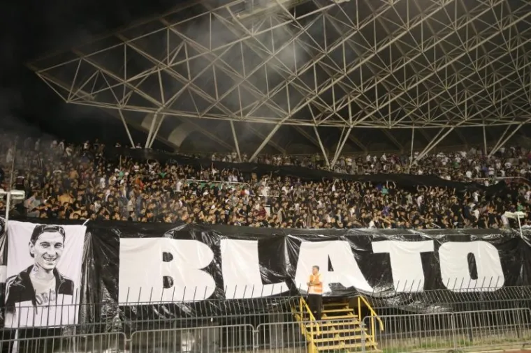 EMOCIJE SU DODIRNULE VRHUNAC: Torcida odala počast svom neprežaljenom članu