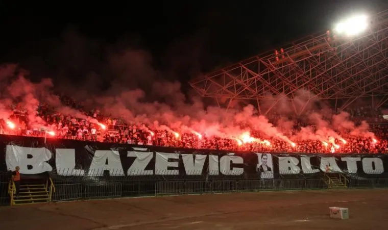 EMOCIJE SU DODIRNULE VRHUNAC: Torcida odala počast svom neprežaljenom članu