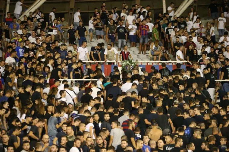 EMOCIJE SU DODIRNULE VRHUNAC: Torcida odala počast svom neprežaljenom članu