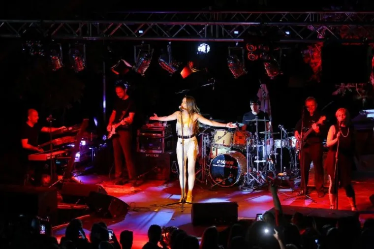 SEVERINA ODU&Scaron;EVILA NASTUPOM U ZADRU: U provokativnoj kombinaciji očarala publiku, sve je promatrao i njen dragi