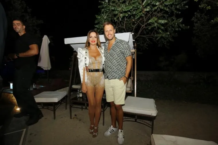 SEVERINA ODU&Scaron;EVILA NASTUPOM U ZADRU: U provokativnoj kombinaciji očarala publiku, sve je promatrao i njen dragi