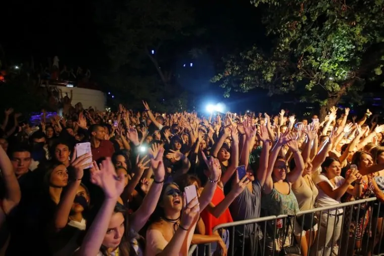 SEVERINA ODU&Scaron;EVILA NASTUPOM U ZADRU: U provokativnoj kombinaciji očarala publiku, sve je promatrao i njen dragi