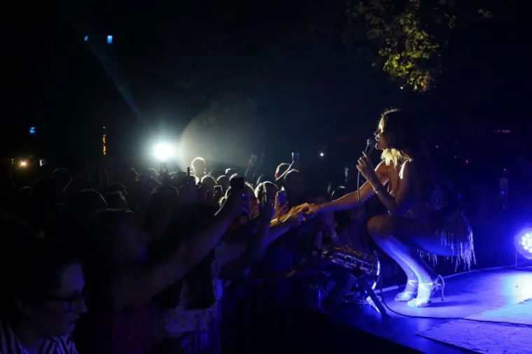 SEVERINA ODU&Scaron;EVILA NASTUPOM U ZADRU: U provokativnoj kombinaciji očarala publiku, sve je promatrao i njen dragi