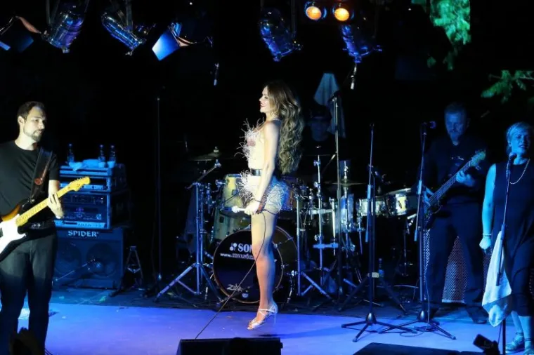 SEVERINA ODU&Scaron;EVILA NASTUPOM U ZADRU: U provokativnoj kombinaciji očarala publiku, sve je promatrao i njen dragi