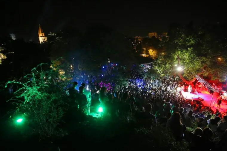 SEVERINA ODU&Scaron;EVILA NASTUPOM U ZADRU: U provokativnoj kombinaciji očarala publiku, sve je promatrao i njen dragi