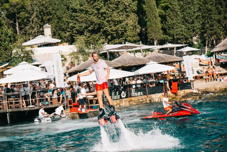 Plutajući bar i flyboard guy odvažnom dostavom &scaron;ampanjca obilježili hvarsku sezonu