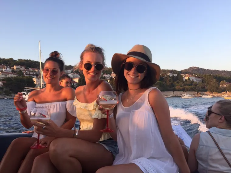 Plutajući bar i flyboard guy odvažnom dostavom &scaron;ampanjca obilježili hvarsku sezonu